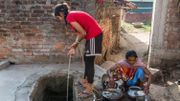 Après l’entraînement matinal, Rinky rentre chez elle à Hutup. Elle doit tirer l’eau du puits pour pouvoir se laver, une eau qui lui a déjà donné la fièvre typhoïde, dit-elle. Elle déjeune, enfile ensuite son uniforme et prend à pied le chemin de l’école. Après l’entraînement matinal, Rinky rentre chez elle à Hutup. Elle doit tirer l’eau du puits pour pouvoir se laver, une eau qui lui a déjà donné la fièvre typhoïde, dit-elle. Elle déjeune, enfile ensuite son uniforme et prend à pied le chemin de l’école.