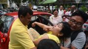 Une Indienne évanouie est évacuée par des passants et le personnel de l'hôpital de Siliguri, dans l'État indien du Bengale-Occidental. le 12 mai 2015. Une Indienne évanouie est évacuée par des passants et le personnel de l'hôpital de Siliguri, dans l'État indien du Bengale-Occidental. le 12 mai 2015.