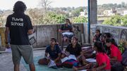 Rinky (T-shirt noir au centre) et ses camarades de classe suivent le cours de math sur la terrasse faîtière de l’école. C’est pour donner une chance aux footballeuses motivées par le sport et les études, malgré un contexte familial souvent difficile, que Yuwa a créé une école en prolongement de son programme sportif. Rinky (T-shirt noir au centre) et ses camarades de classe suivent le cours de math sur la terrasse faîtière de l’école. C’est pour donner une chance aux footballeuses motivées par le sport et les études, malgré un contexte familial souvent difficile, que Yuwa a créé une école en prolongement de son programme sportif.