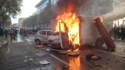 Une voiture en feu à la fin du cortège Une voiture en feu à la fin du cortège
