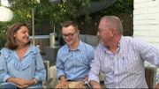 Simon et ses parents espèrent que la campagne "Balance ta gêne" pourra faire bouger les choses. Simon et ses parents espèrent que la campagne "Balance ta gêne" pourra faire bouger les choses.