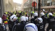 Gilets jaunes à Bruxelles: voitures incendiées, jets de pierre à Arts-Loi (photos et vidéos) Gilets jaunes à Bruxelles: voitures incendiées, jets de pierre à Arts-Loi (photos et vidéos)