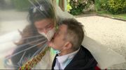 Richard et sa fille, Amandine, s'embrasse pour la première fois depuis plus de trois mois grâce au "sas à câlins". Richard et sa fille, Amandine, s'embrasse pour la première fois depuis plus de trois mois grâce au "sas à câlins".