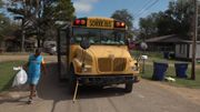 Le bus scolaire distribue les colis alimentaires Le bus scolaire distribue les colis alimentaires