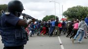 La police disperse des immigrés venus s'opposer à une manifestation contre les travailleurs étrangers, le 24 février 2017 à Pretoria La police disperse des immigrés venus s'opposer à une manifestation contre les travailleurs étrangers, le 24 février 2017 à Pretoria