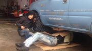 À 11 ans, Hidir Mustafa travaille comme aide-mécanicien avec son oncle Yasir. À 11 ans, Hidir Mustafa travaille comme aide-mécanicien avec son oncle Yasir.