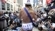 "On peut être audacieux, mais il ne faut pas trop se distinguer. Il ne faut pas énerver tout le monde et devenir célèbre parce qu’on est idiot", estime Naked Cowboy qui gagne sa vie en se baladant en slip à Times Square "On peut être audacieux, mais il ne faut pas trop se distinguer. Il ne faut pas énerver tout le monde et devenir célèbre parce qu’on est idiot", estime Naked Cowboy qui gagne sa vie en se baladant en slip à Times Square