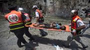 Des médecins évacuent le corps d'un enfant dans la Bande de Gaza Des médecins évacuent le corps d'un enfant dans la Bande de Gaza