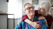 Dans un couple vieillissant, les critiques négatives laissent place à l'humour. Dans un couple vieillissant, les critiques négatives laissent place à l'humour.