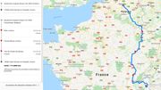 L'itinéraire fourni en ligne par la marque de la voiture électrique et qui sera suivi par l'écran GPS à l'intérieur de la voiture L'itinéraire fourni en ligne par la marque de la voiture électrique et qui sera suivi par l'écran GPS à l'intérieur de la voiture