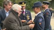 Le grand-père de Lucile Quodbach, ancien pilote, lui a remis ses "ailes" Le grand-père de Lucile Quodbach, ancien pilote, lui a remis ses "ailes"
