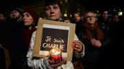 Une femme tient une pancarte avec l'inscription "Je suis Charlie" lors d'un rassemblement spontané devant l'ambassade française à Berlin. Une femme tient une pancarte avec l'inscription "Je suis Charlie" lors d'un rassemblement spontané devant l'ambassade française à Berlin.