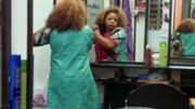 Sabine dans son petit salon de coiffure au cœur du quartier ixellois de Matongé Sabine dans son petit salon de coiffure au cœur du quartier ixellois de Matongé
