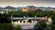 Le lac Pichola, dans lequel se reflètent les rayons du soleil, à Udaipur, en Inde. Le lac Pichola, dans lequel se reflètent les rayons du soleil, à Udaipur, en Inde.