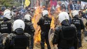 Les agriculteurs ont mis le feu à des pneus sous les chevaux de frise des policiers Les agriculteurs ont mis le feu à des pneus sous les chevaux de frise des policiers