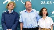 Le réalisateur Roy Andersson avec les acteurs Anders Hellstrom et Tatiana Delaunay Le réalisateur Roy Andersson avec les acteurs Anders Hellstrom et Tatiana Delaunay
