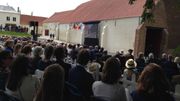 Quelques 750 personnes ont été invitées à assister aux cérémonies d'inauguration à la ferme d'Hougoumont. Quelques 750 personnes ont été invitées à assister aux cérémonies d'inauguration à la ferme d'Hougoumont.