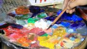 Un artiste de Mossoul retrouve ses peintures intactes après la libération de la ville Un artiste de Mossoul retrouve ses peintures intactes après la libération de la ville