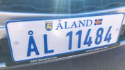 Aland dispose de son propre système d'immatriculation et donc de plaques spécifiques avec le drapeau alandais. Les plaques de la Finlande calquées sur le modèle européen, avec les lettres "FIN" et les étoiles ne sont pas délivrées ici. Aland dispose de son propre système d'immatriculation et donc de plaques spécifiques avec le drapeau alandais. Les plaques de la Finlande calquées sur le modèle européen, avec les lettres "FIN" et les étoiles ne sont pas délivrées ici.