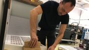 Une fois que les feuilles sont vérifiées par l’imprimeur, il les assemble en pile, afin de les envoyer à la découpe.
Une fois que les feuilles sont vérifiées par l’imprimeur, il les assemble en pile, afin de les envoyer à la découpe.