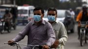 Les banlieusards portent des masques faciaux dans une rue de Karachi le 28 février 2020 alors que le Pakistan a détecté ses deux premiers cas de nouveau coronavirus. Les autorités pakistanaises se sont précipitées le 27 février pour dépister des centaines de personnes récemment arrivées d'Iran, qui est devenu un haut lieu majeur du coronavirus, après qu'Islamabad a confirmé ses deux premières infections. Les banlieusards portent des masques faciaux dans une rue de Karachi le 28 février 2020 alors que le Pakistan a détecté ses deux premiers cas de nouveau coronavirus. Les autorités pakistanaises se sont précipitées le 27 février pour dépister des centaines de personnes récemment arrivées d'Iran, qui est devenu un haut lieu majeur du coronavirus, après qu'Islamabad a confirmé ses deux premières infections.