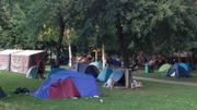 Des dizaines de tentes ont été installées dans le petit parc à côté de l'Office des Étrangers. Des dizaines de tentes ont été installées dans le petit parc à côté de l'Office des Étrangers.