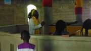 Après la prière, les fidèles sortent de l'église pour fumer et "se retrouver". Après la prière, les fidèles sortent de l'église pour fumer et "se retrouver".