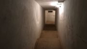 Le couloir menant à la pièce principale du bunker Le couloir menant à la pièce principale du bunker