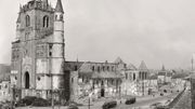 Comme à Paris, les murs et les tours de la Collégiale de Nivelles sont restés debout après le bombardement allemand de 1940. Et comme à Paris, le clocher s'est effondré. Comme à Paris, les murs et les tours de la Collégiale de Nivelles sont restés debout après le bombardement allemand de 1940. Et comme à Paris, le clocher s'est effondré.