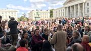 Climat : plusieurs dizaines de manifestants réunis autour d'Adélaïde Charlier, Matthieu Ricard et Satish Kumar Climat : plusieurs dizaines de manifestants réunis autour d'Adélaïde Charlier, Matthieu Ricard et Satish Kumar