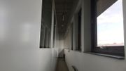 Le couloir de sécurité entre le bâtiment extérieur et le laboratoire intérieur Le couloir de sécurité entre le bâtiment extérieur et le laboratoire intérieur