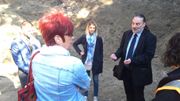 Les archéologues et le "Monsieur Cimetières" de Wallonie ont rencontré les responsables du chantier pour convenir ensemble de la marche à suivre après la découverte des ossements. Les archéologues et le "Monsieur Cimetières" de Wallonie ont rencontré les responsables du chantier pour convenir ensemble de la marche à suivre après la découverte des ossements.
