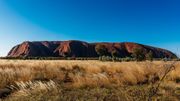 Interdire l'ascension d'Uluru, une décision à forte portée symbolique pour les Aborigènes. Interdire l'ascension d'Uluru, une décision à forte portée symbolique pour les Aborigènes.