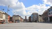 De la place communale, on aperçoit l'église Saint-Joseph, érigée sur la place Maugrétout De la place communale, on aperçoit l'église Saint-Joseph, érigée sur la place Maugrétout