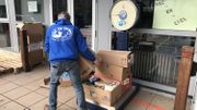 Les colis sont pesés avant d'être distribués. Les organismes reçoivent parfois une tonne de nourriture! Les colis sont pesés avant d'être distribués. Les organismes reçoivent parfois une tonne de nourriture!