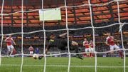 Le superbe arrêt de Cech sur un tir croisé de Giroud Le superbe arrêt de Cech sur un tir croisé de Giroud