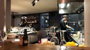 Une cuisine ouverte qui donne toute l'ambiance au restaurant Une cuisine ouverte qui donne toute l'ambiance au restaurant