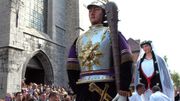 Les enfants, futurs porteurs de géants, ramassent les pièces jetées par les spectateurs. Les enfants, futurs porteurs de géants, ramassent les pièces jetées par les spectateurs.