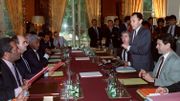 Le premier ministre Michel Rocard (2e D), avec à ses côtés son directeur de cabinet Jean-Paul Huchon (3e D) s'adresse à Jean-Marie Tjibaou (G) leader indépendantiste kanak et président du FLNKS, et aux députés RPCR Jacques Lafleur (2eG) et Dick Ukeiwé le 26 juin 1988 à l'Hôtel Matignon à Paris, après la signature de l'accord sur l'avenir de la Nouvelle Calédonie. Le premier ministre Michel Rocard (2e D), avec à ses côtés son directeur de cabinet Jean-Paul Huchon (3e D) s'adresse à Jean-Marie Tjibaou (G) leader indépendantiste kanak et président du FLNKS, et aux députés RPCR Jacques Lafleur (2eG) et Dick Ukeiwé le 26 juin 1988 à l'Hôtel Matignon à Paris, après la signature de l'accord sur l'avenir de la Nouvelle Calédonie.
