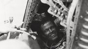 L. Gordon Cooper Jr, avec un large sourire, dans sa capsule L. Gordon Cooper Jr, avec un large sourire, dans sa capsule
