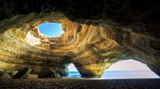 La grotte de la mer Benagil en Algarve, au Portugal La grotte de la mer Benagil en Algarve, au Portugal