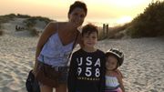 Joëlle Scoriels et ses deux enfants, Sacha et Estelle, à la mer du nord. Joëlle Scoriels et ses deux enfants, Sacha et Estelle, à la mer du nord.
