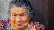 A San Pedro La Laguna, la population est en majorité composée d'autochtones mayas, comme Magdalena, vendeuse de mangues. A San Pedro La Laguna, la population est en majorité composée d'autochtones mayas, comme Magdalena, vendeuse de mangues.
