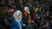 Le soir du 18 novembre 2018 , la Jordanie accueille l’équipe nationale d’Arabie Saoudite dans le cadre d’une rencontre amicale. « Si plus de femmes venaient supporter l’équipe nationale, les stades seraient beaucoup plus joyeux, commente Yasmeen. Mais la peur demeure, particulièrement lors des rencontres de championnats. Moi-même, je n’oserais pas m’approcher d’un stade à ce moment-là », concède la jeune femme de 25 ans. Le soir du 18 novembre 2018 , la Jordanie accueille l’équipe nationale d’Arabie Saoudite dans le cadre d’une rencontre amicale. « Si plus de femmes venaient supporter l’équipe nationale, les stades seraient beaucoup plus joyeux, commente Yasmeen. Mais la peur demeure, particulièrement lors des rencontres de championnats. Moi-même, je n’oserais pas m’approcher d’un stade à ce moment-là », concède la jeune femme de 25 ans.