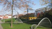 Au parc Gaucheret, à Bruxelles, ces cerceaux métalliques, rebaptisés "chips", n'ont pas de fonction définie, ils ouvrent le champ des possibles en termes d'activités ludiques. Au parc Gaucheret, à Bruxelles, ces cerceaux métalliques, rebaptisés "chips", n'ont pas de fonction définie, ils ouvrent le champ des possibles en termes d'activités ludiques.