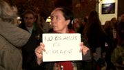 Suite au jugement des manifestants se sont rassemblés pour exprimer leur indignation Suite au jugement des manifestants se sont rassemblés pour exprimer leur indignation