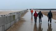Des "touristes de tempête" venus observer les éléments à la Côte. Des "touristes de tempête" venus observer les éléments à la Côte.