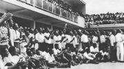 Le 4 janvier 1959, à l’YMCA, dans le quartier Kalamu, auojurd’hui Matonge, les sympathisants de l’Abako applaudissent le discours de Joseph Kasa Vubu. Le 4 janvier 1959, à l’YMCA, dans le quartier Kalamu, auojurd’hui Matonge, les sympathisants de l’Abako applaudissent le discours de Joseph Kasa Vubu.
