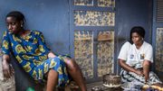 Les mères et les sœurs, malgré leur désir de suivre les hommes de leur famille, restent souvent à Thiaroye pour s’occuper des plus jeunes. Les mères et les sœurs, malgré leur désir de suivre les hommes de leur famille, restent souvent à Thiaroye pour s’occuper des plus jeunes.