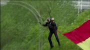 Espagne: en plein défilé militaire, un parachutiste se prend... un lampadaire (vidéo) Espagne: en plein défilé militaire, un parachutiste se prend... un lampadaire (vidéo)